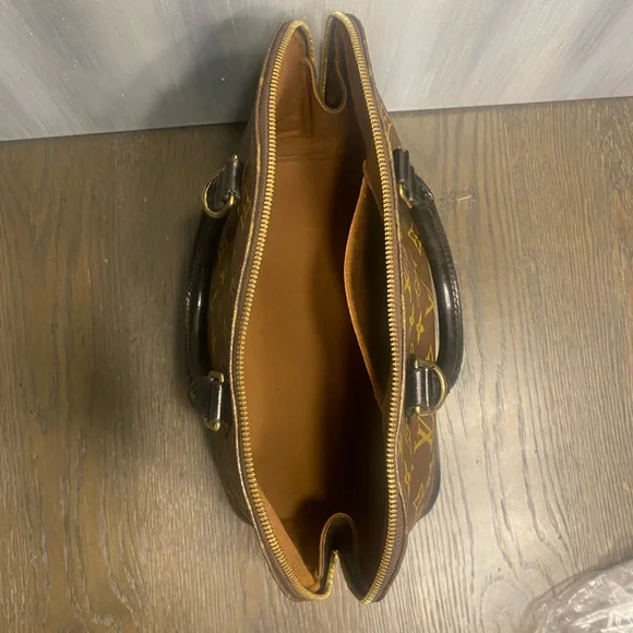 Louis Vuitton Monogram Alma PM (VI0946)        12.6 X 9.8 X 6.3 inch deep - Picture 10 of 15